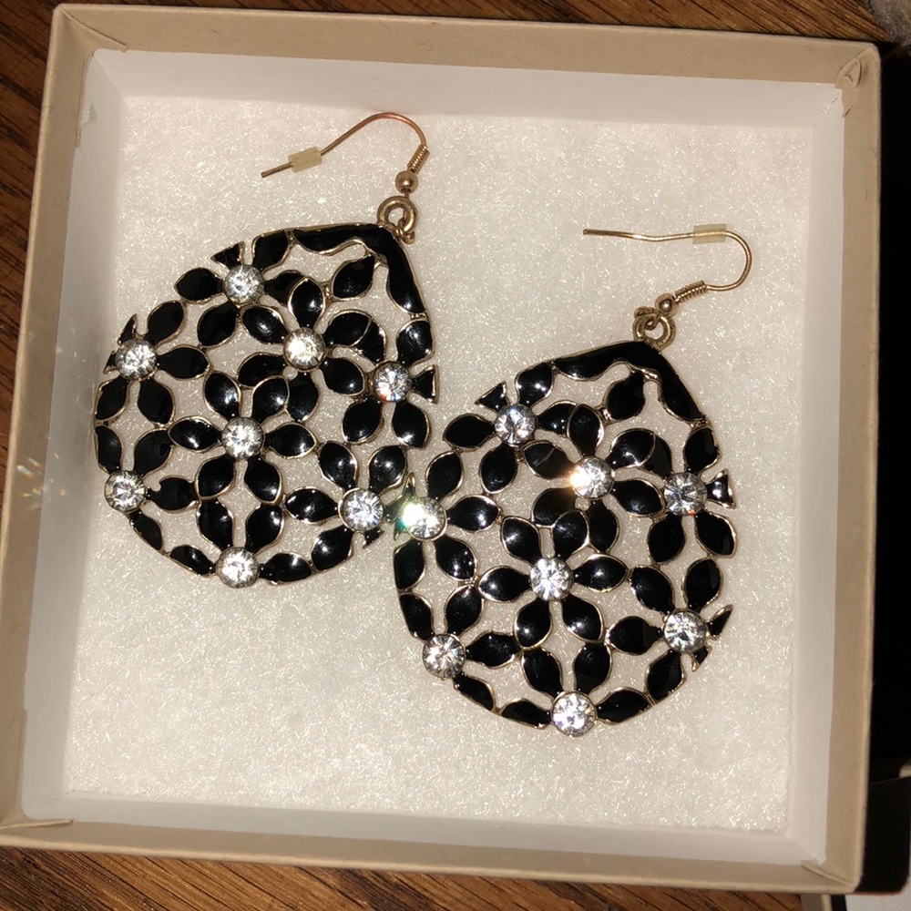 Black and white floral earring